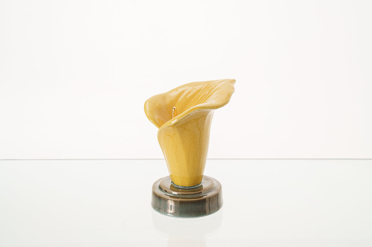 Calla-Lilien-Andenkenurne – Bernsteingelb | Keramik