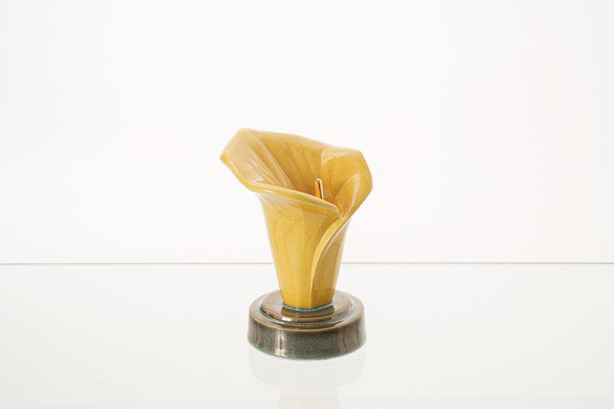 Calla-Lilien-Andenkenurne – Bernsteingelb | Keramik