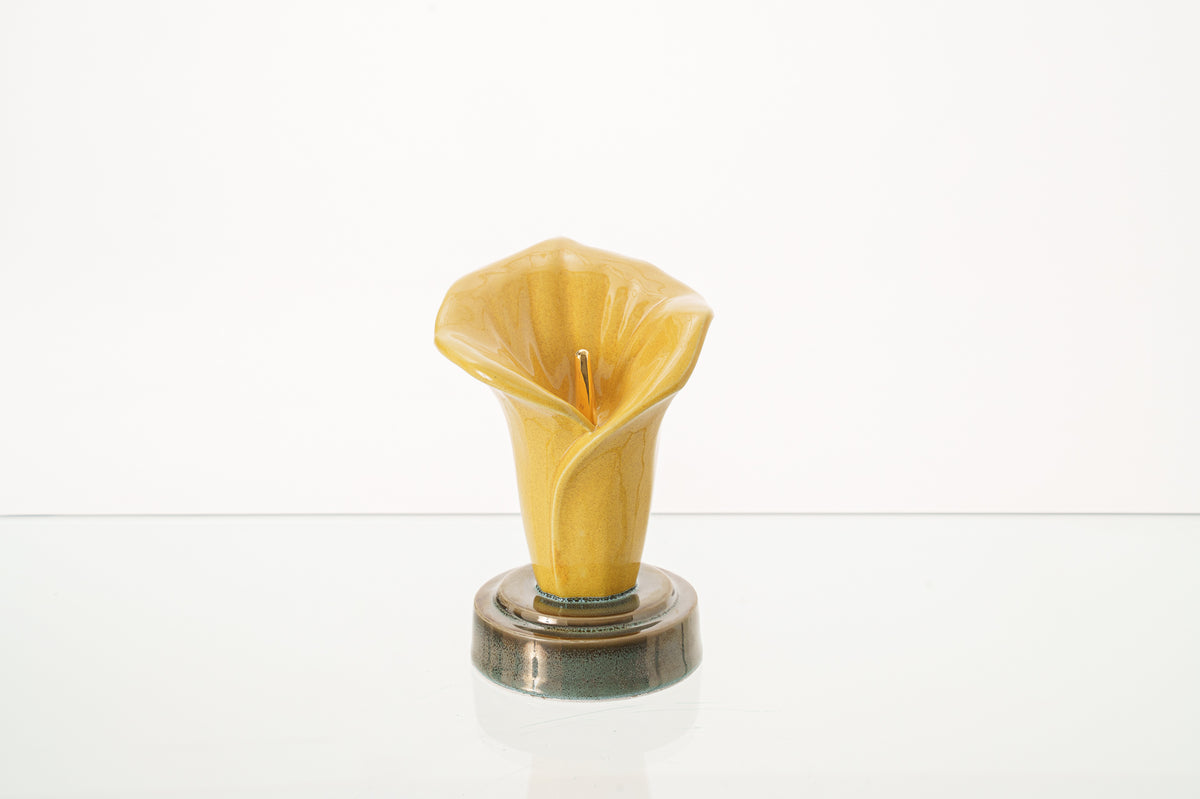 Calla-Lilien-Andenkenurne – Bernsteingelb | Keramik