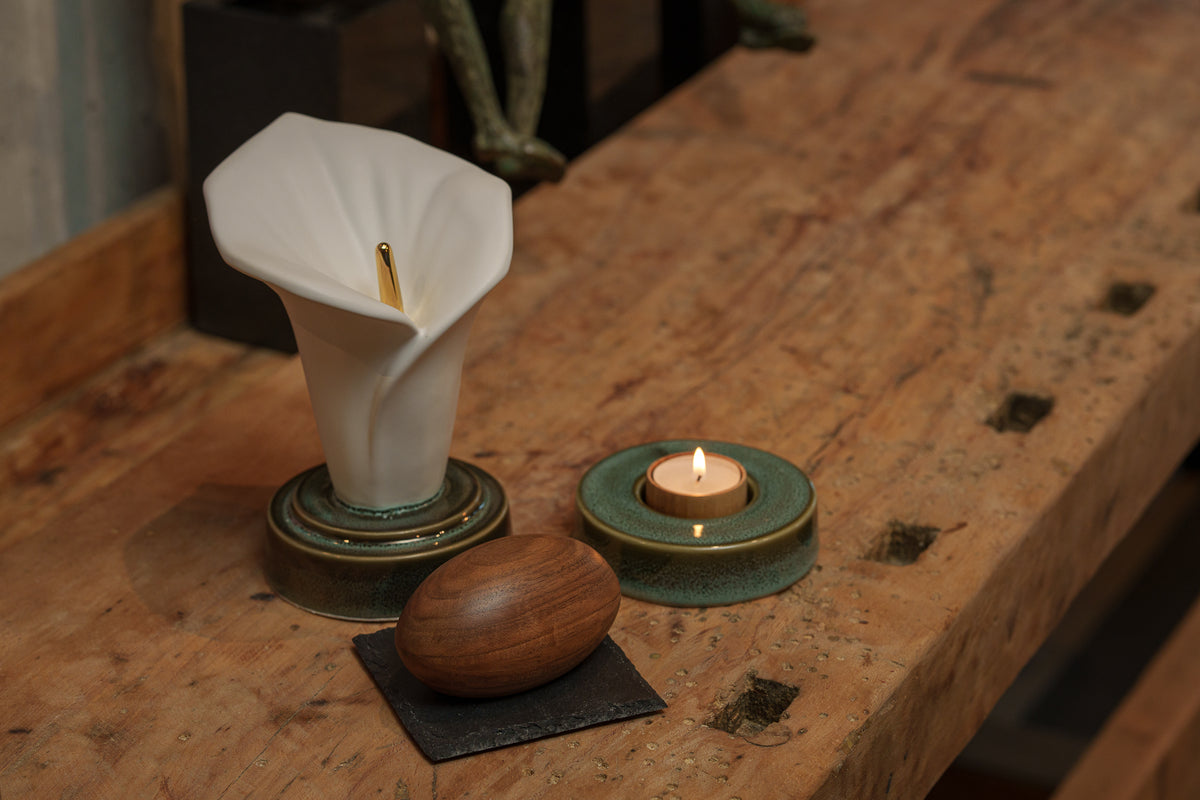 Calla-Lilien-Andenkenurne – Weiß matt | Keramik