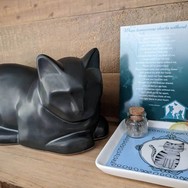 Für Immer Freunde – Tierurnen und Gedenkstätten. Hochwertige Urnen für Haustiere. Hundeurnen. Katzenurnen
