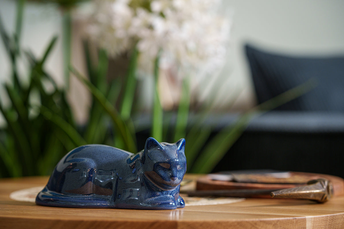 Mini Liegende Katzenurne - Blau Meliert | Keramik | Handgemacht