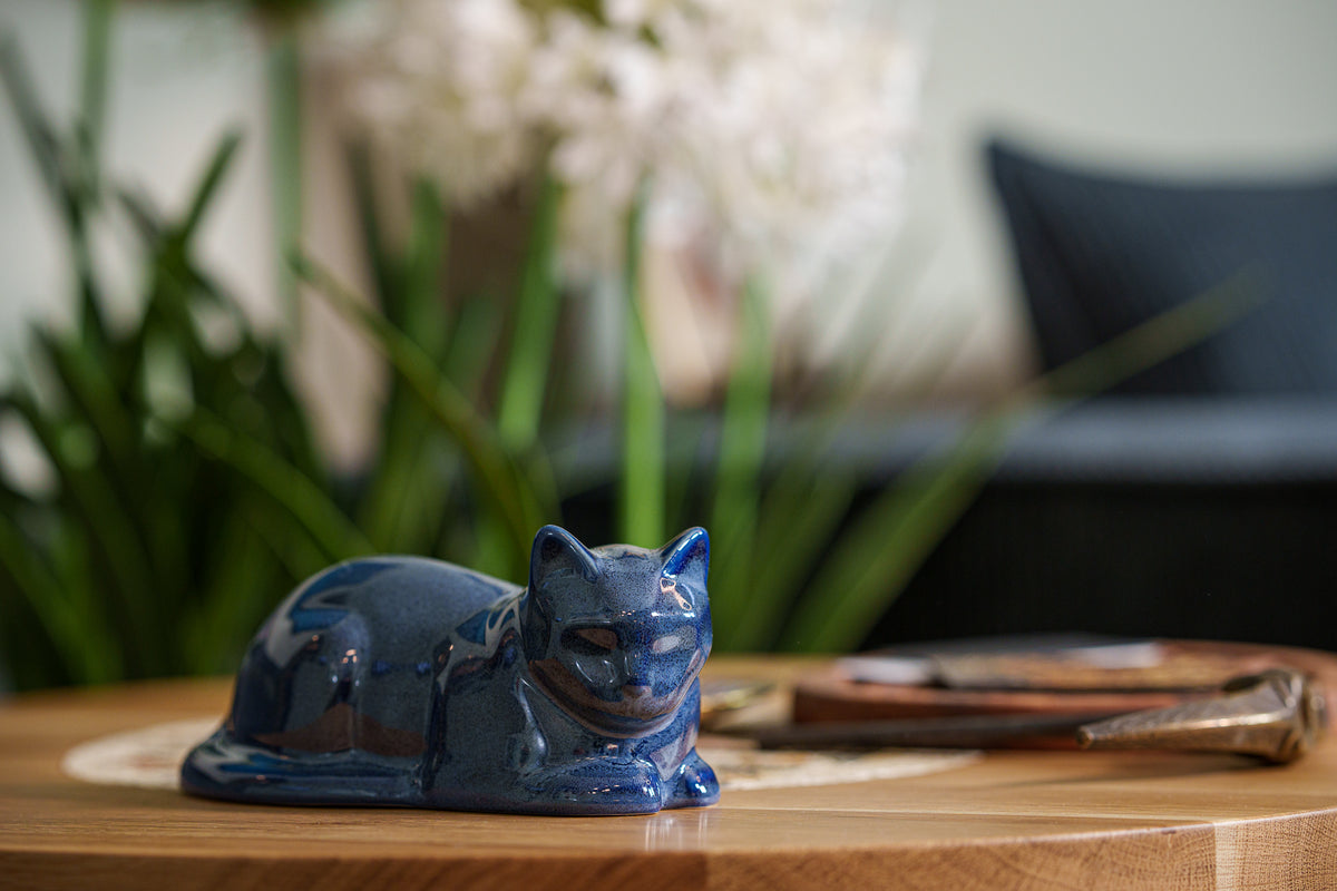Mini Liegende Katzenurne - Blau Meliert | Keramik | Handgemacht
