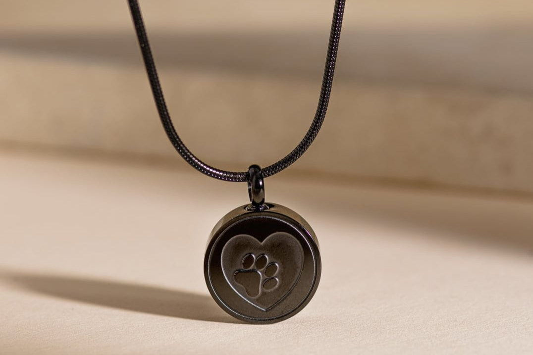 Tierkremations-Halskette – Pfote | Edelstahl | Erinnerungs-Schmuck | Schwarz