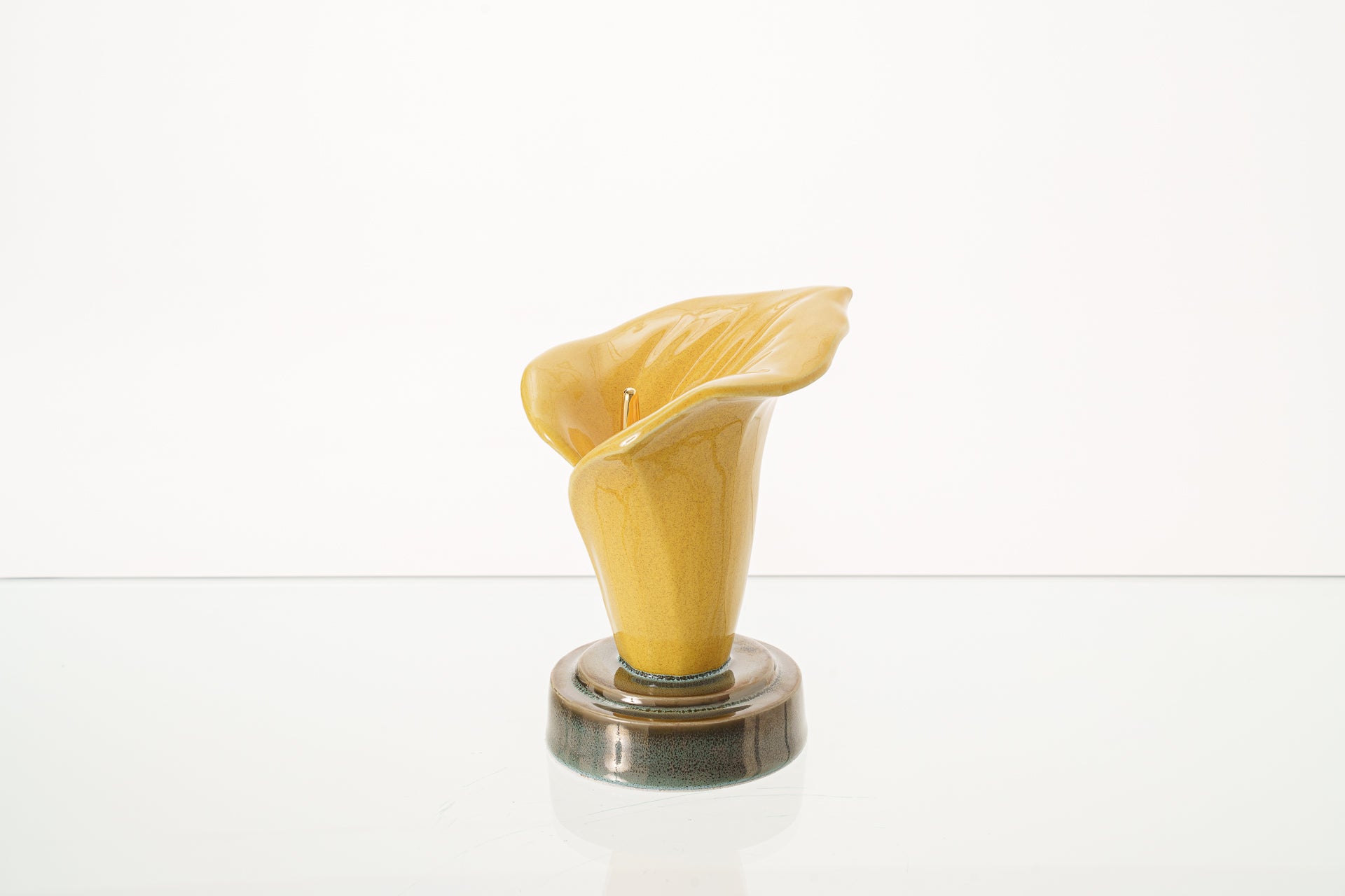 Calla-Lilien-Andenkenurne – Bernsteingelb | Keramik