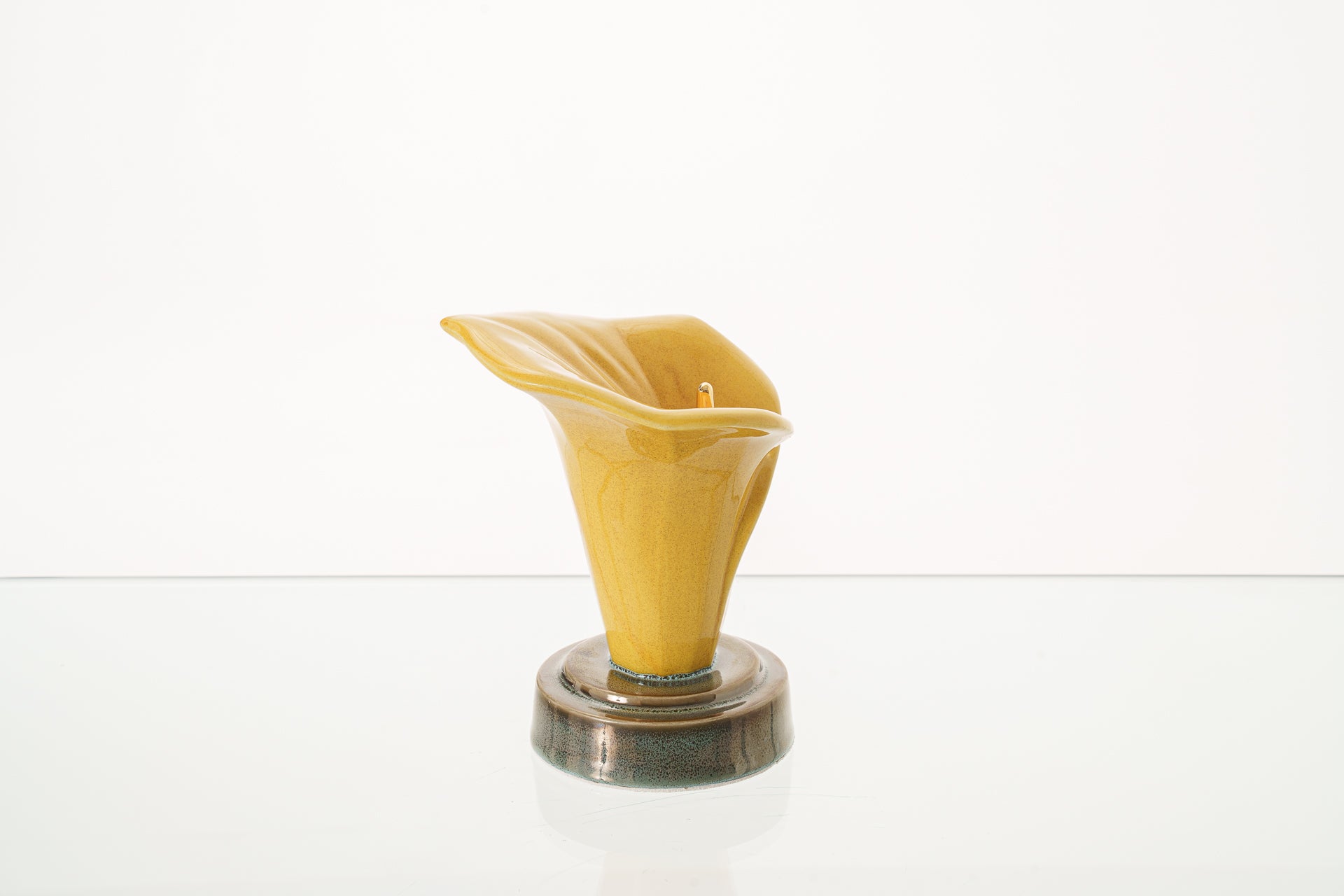 Calla-Lilien-Andenkenurne – Bernsteingelb | Keramik