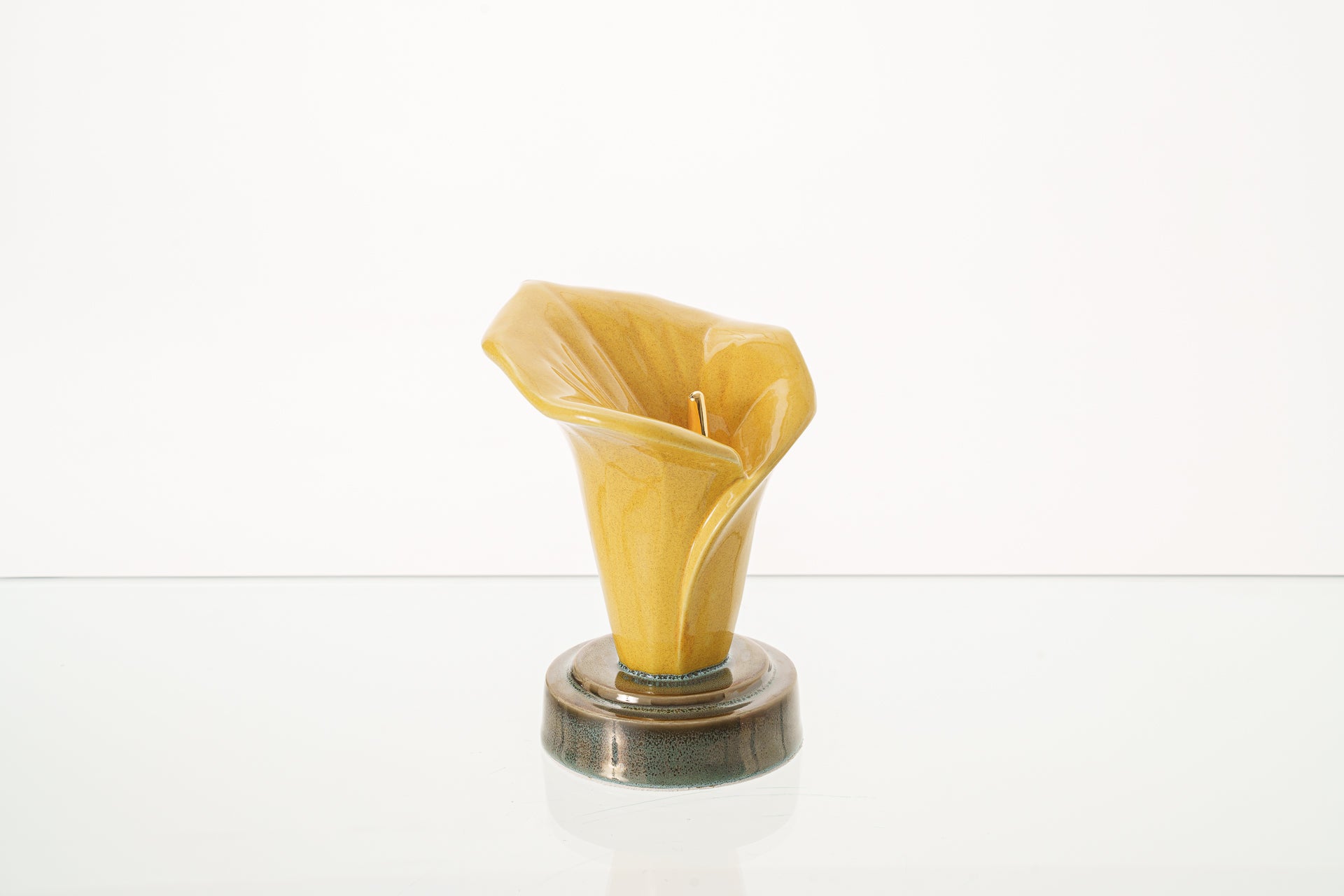 Calla-Lilien-Andenkenurne – Bernsteingelb | Keramik