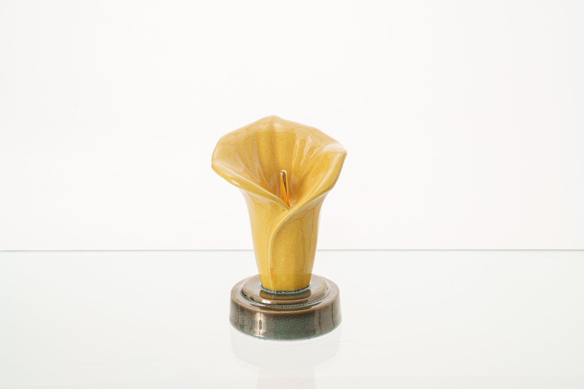 Calla-Lilien-Andenkenurne – Bernsteingelb | Keramik