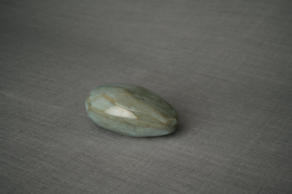 Urne für Haustiere „Stein“ - Ölige grüne Melange | Keramikurne