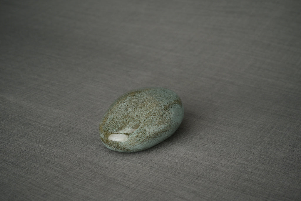 Urne für Haustiere „Stein“ - Ölige grüne Melange | Keramikurne