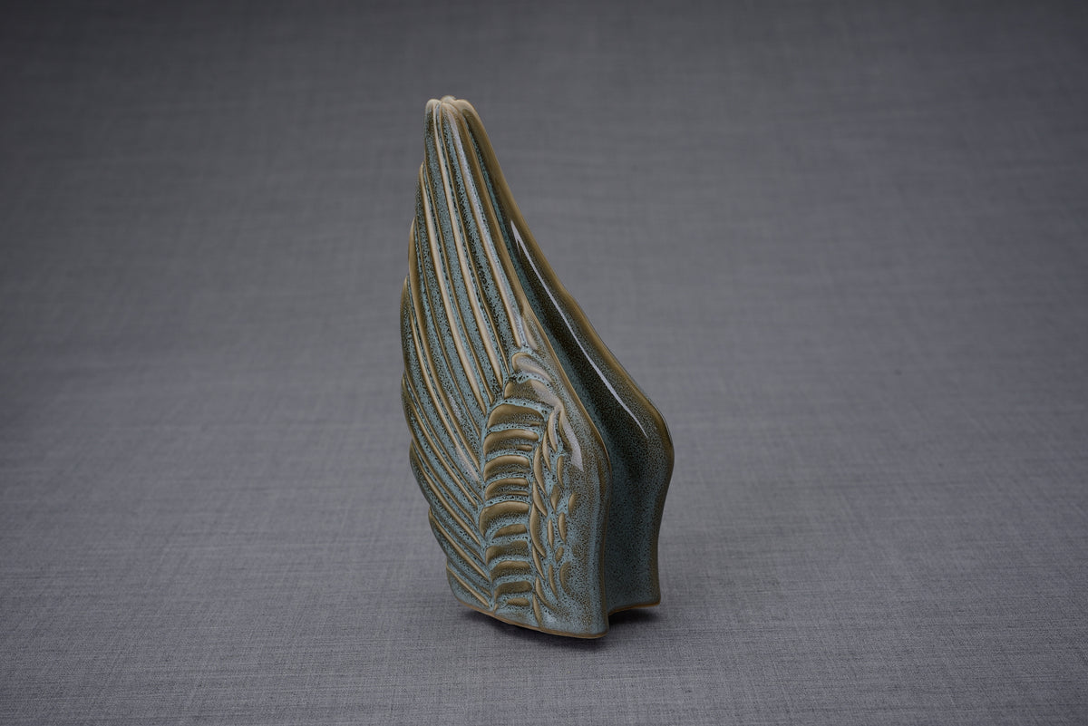 Tierurne „Wings“ - Oily Green Melange | Keramikurne
