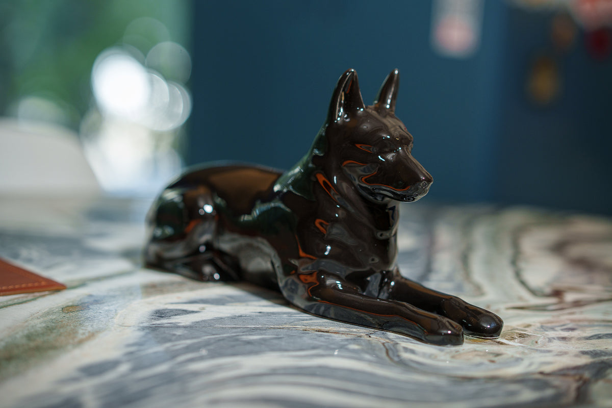 Deutschen Schäferhund Urne – Schwarz | Keramikurne für Haustiere