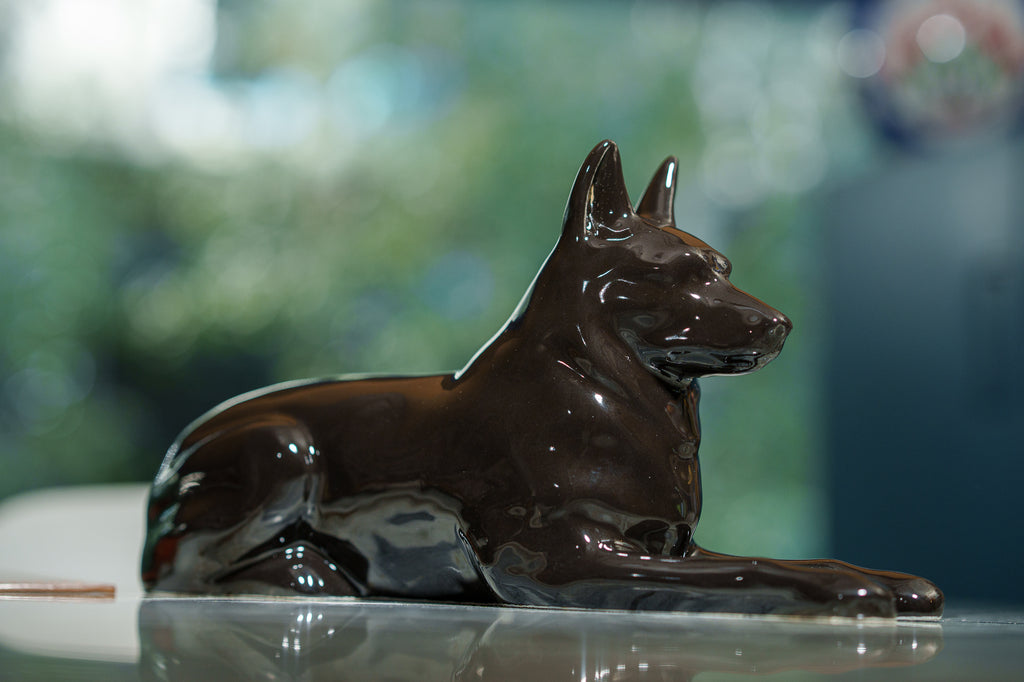 Deutschen Schäferhund Urne – Schwarz | Keramikurne für Haustiere
