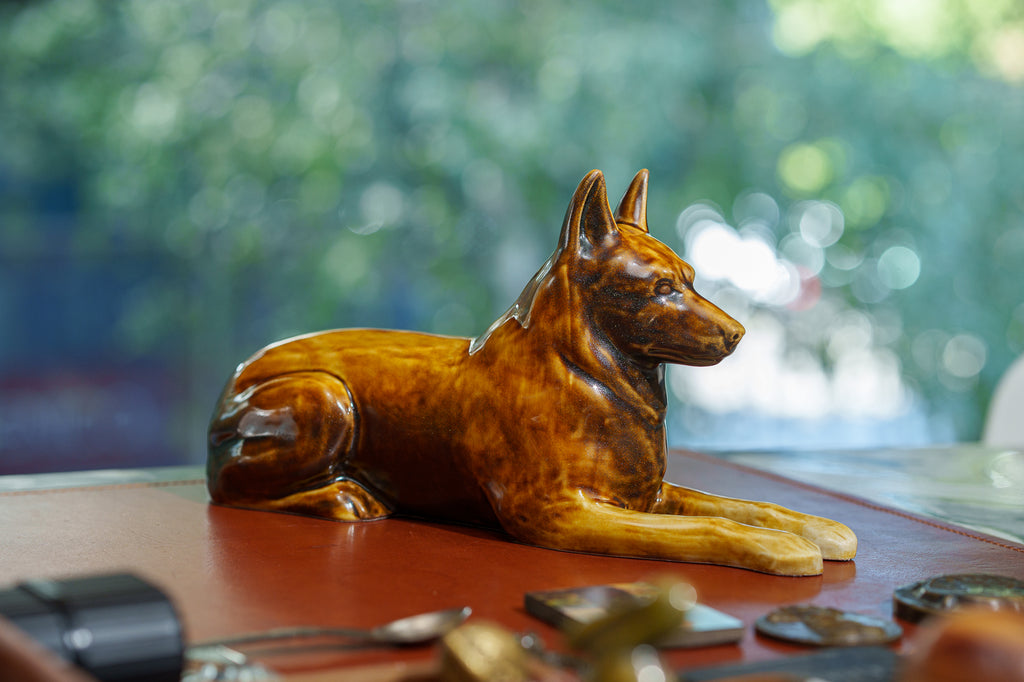 Deutschen Schäferhund Urne – Rostbraun | Keramikurne für Haustiere