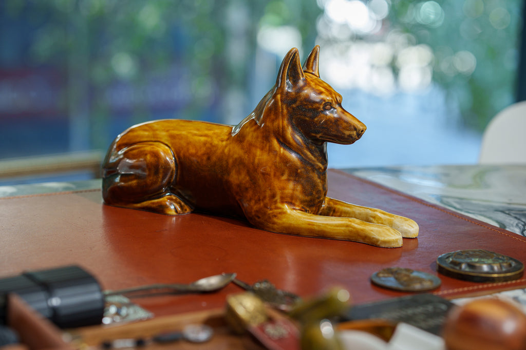 Deutschen Schäferhund Urne – Rostbraun | Keramikurne für Haustiere
