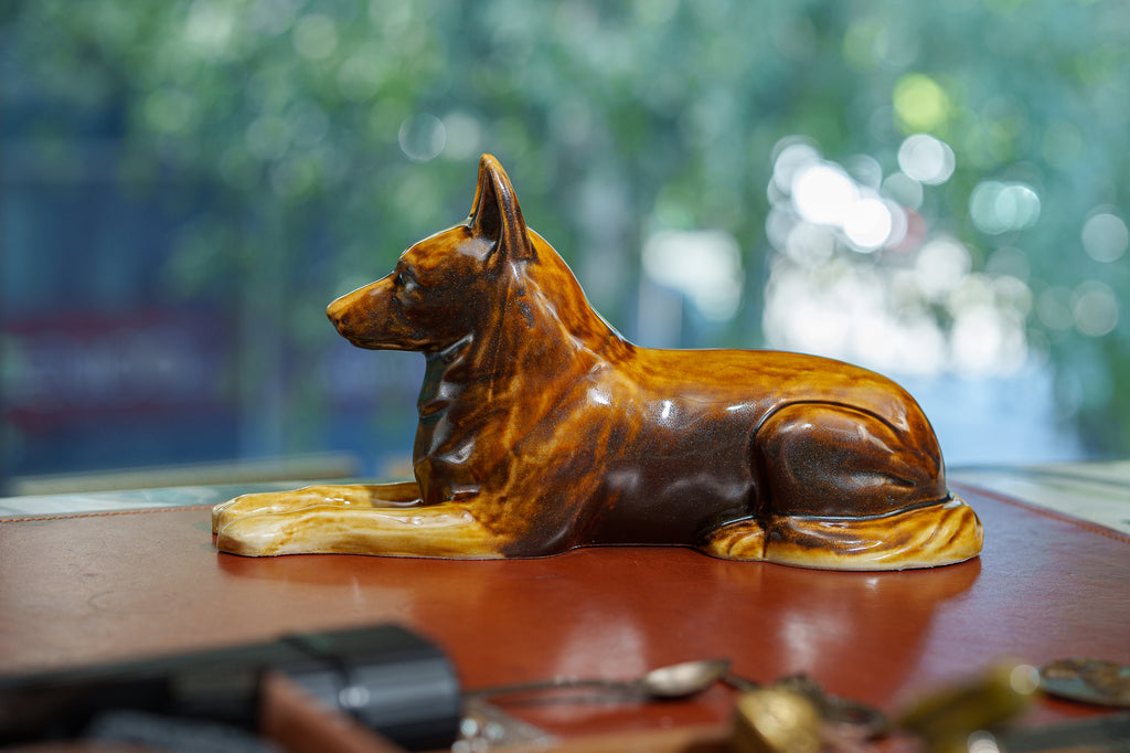 Deutschen Schäferhund Urne – Rostbraun | Keramikurne für Haustiere