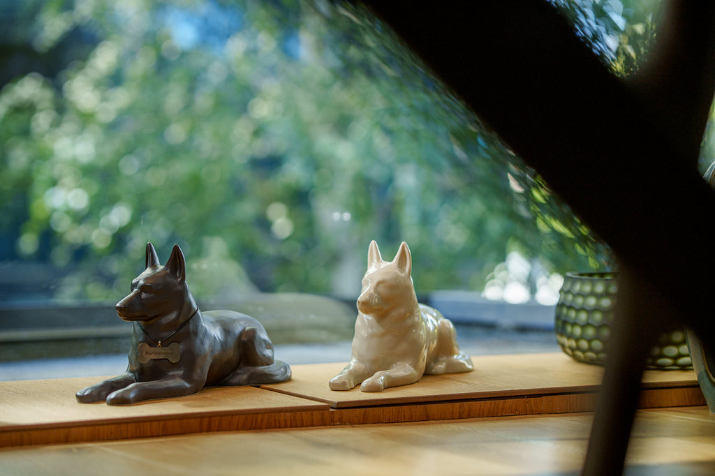 Deutschen Schäferhund Urne – Grau Matt | Keramikurne für Haustiere