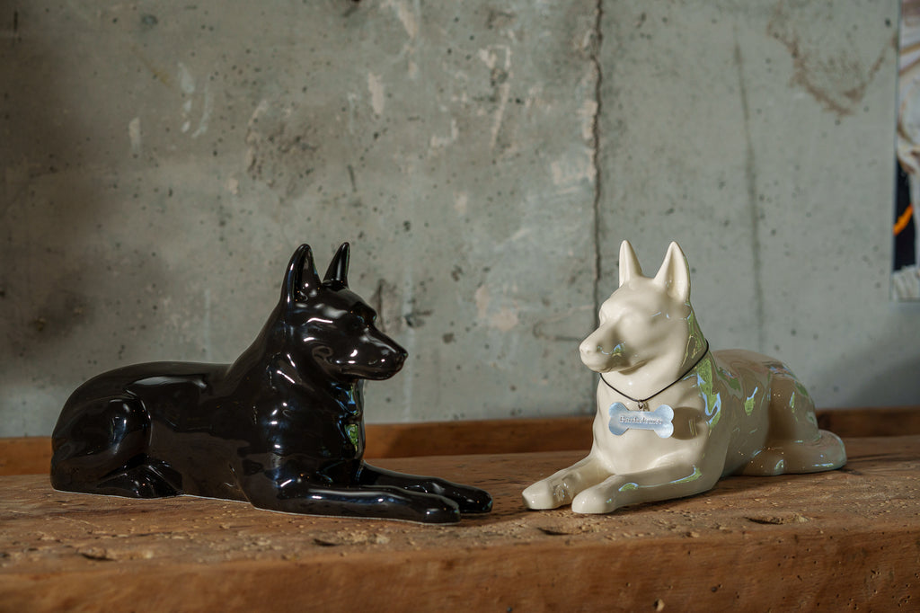 Deutschen Schäferhund Urne – Schwarz | Keramikurne für Haustiere