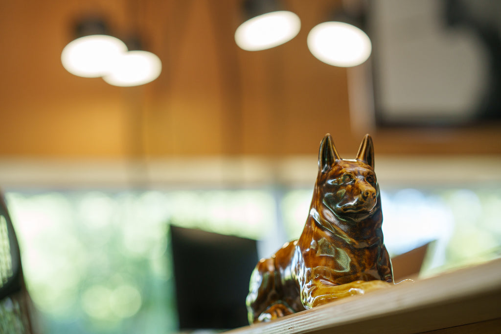 Deutschen Schäferhund Urne – Rostbraun | Keramikurne für Haustiere