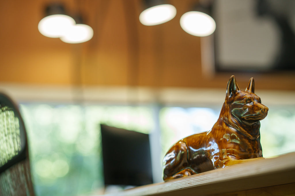 Deutschen Schäferhund Urne – Rostbraun | Keramikurne für Haustiere