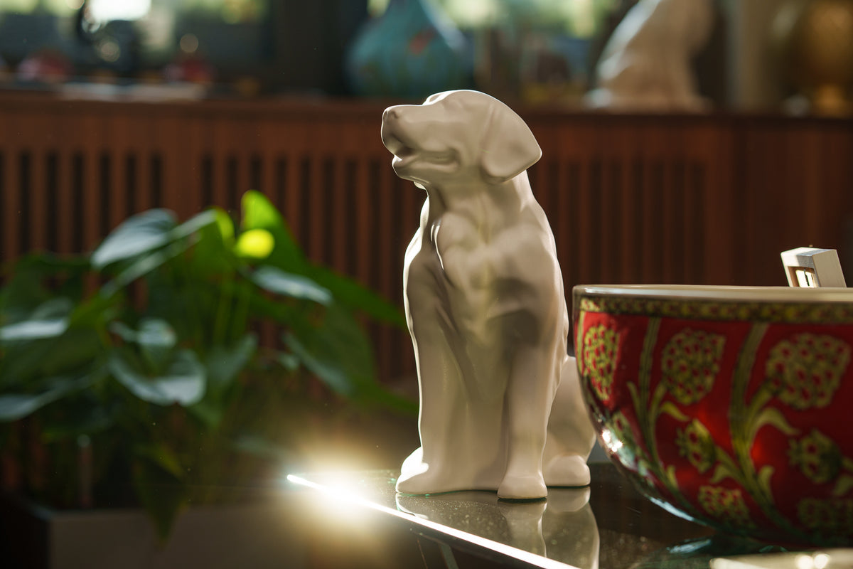 Golden Retriever Urne – Weiß Matt | Keramikurne für Haustiere