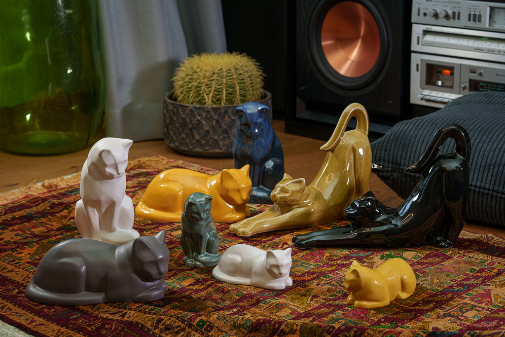 Mini Liegende Katzenurne - Regenbogenschwarz | Keramik | Handgemacht
