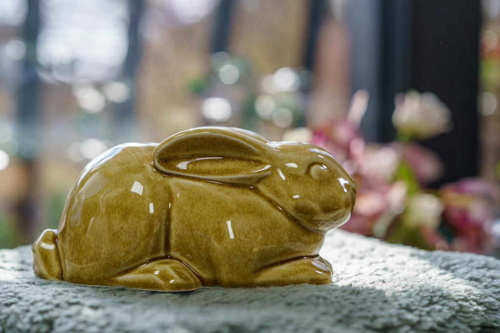Kaninchen Urne für Asche - Dunkler Sand | Keramik Hasen Urne