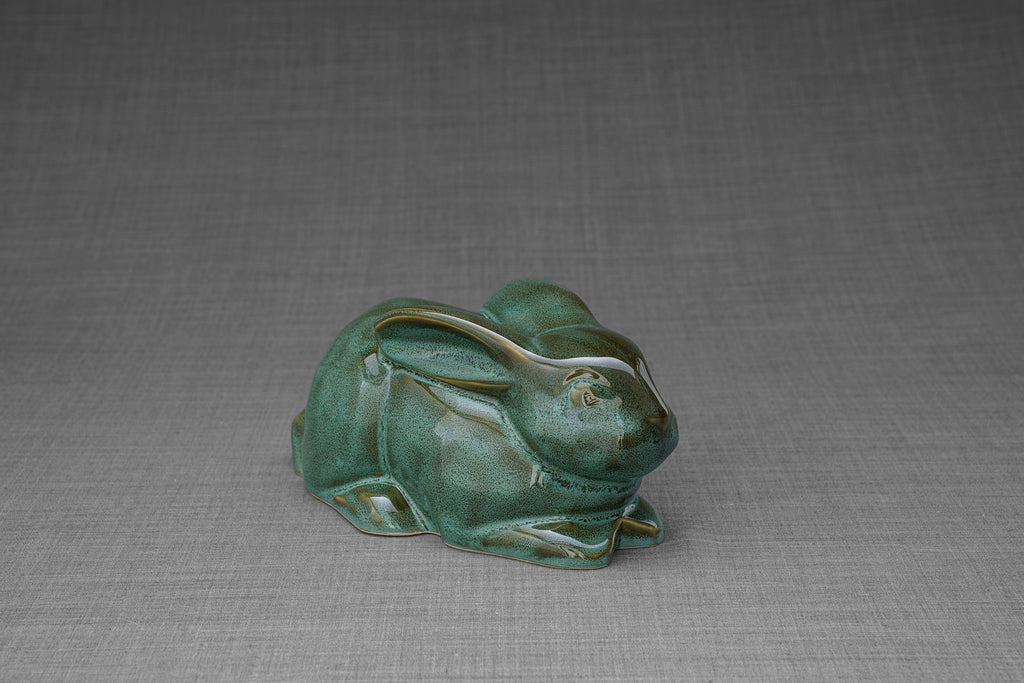 Kaninchen Urne für Asche - Ölig Grün Melange | Keramik Hasen Urne