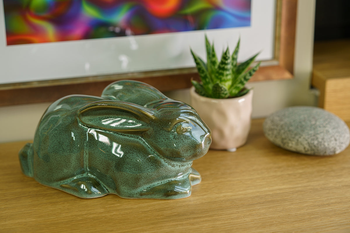 Kaninchen Urne für Asche - Ölig Grün Melange | Keramik Hasen Urne