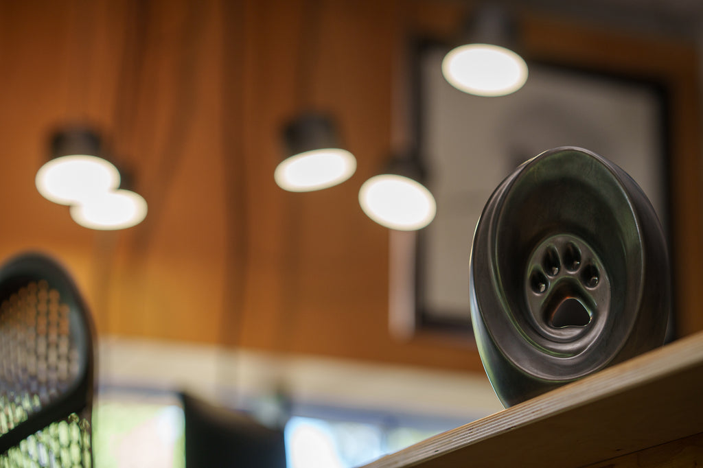 Große Pfote mit Teelicht - Haustier Urne für Asche - Dunkelmatt | Keramik | Handgemacht