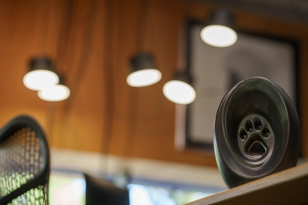 Große Pfote mit Teelicht - Haustier Urne für Asche - Dunkelmatt | Keramik | Handgemacht