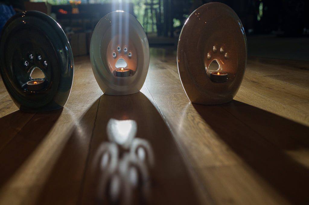 Große Pfote mit Teelicht - Haustier Urne für Asche - Weiß | Keramik | Handgemacht