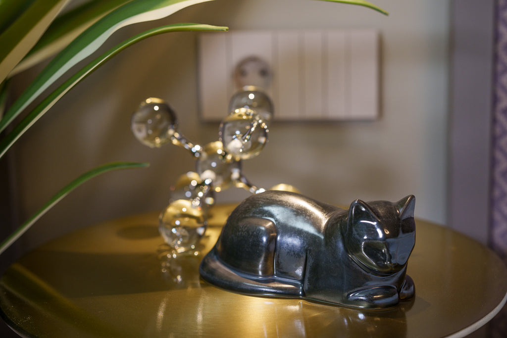 Mini Liegende Katzenurne - Dunkel Matt | Keramik | Handgemacht