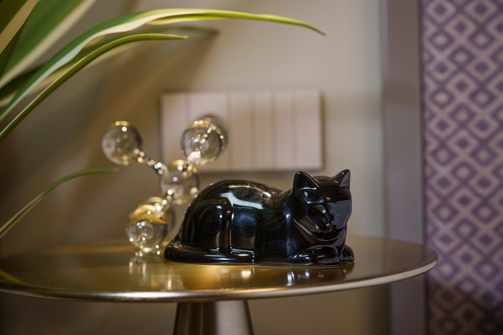 Mini Liegende Katzenurne - Lampe Schwarz | Keramik | Handgemacht