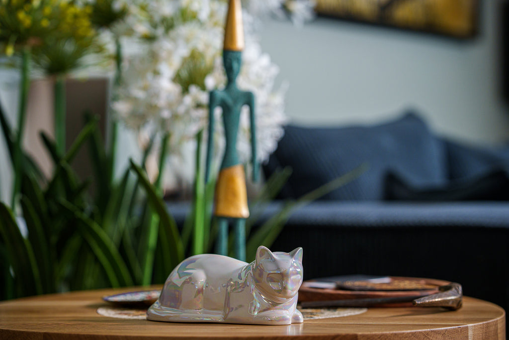 Mini Liegende Katzenurne - Perlweiß | Keramik | Handgemacht