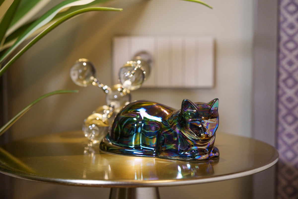 Mini Liegende Katzenurne - Regenbogenschwarz | Keramik | Handgemacht