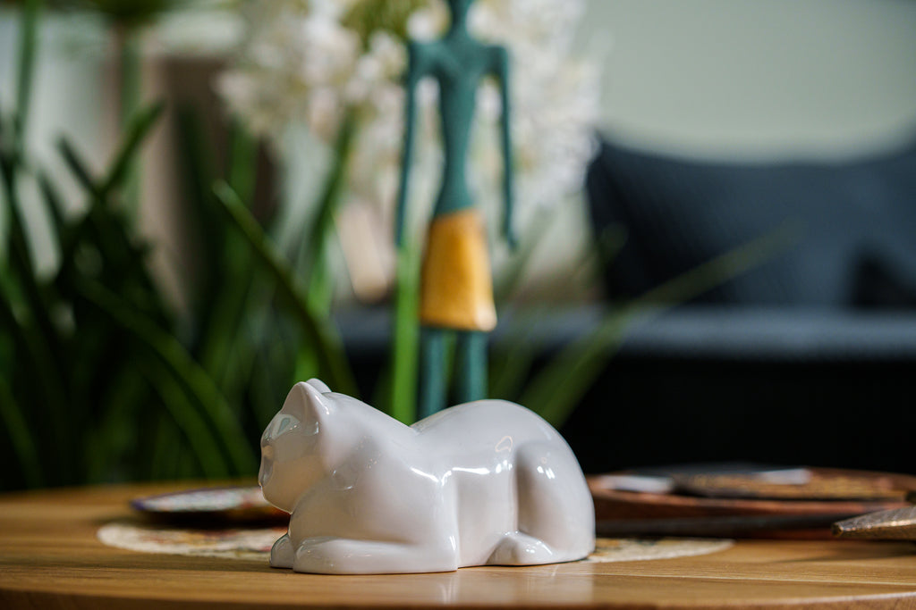 Mini Liegende Katzenurne - Weiß | Keramik | Handgemacht