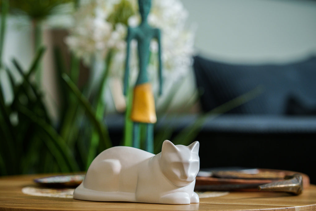 Mini Liegende Katzenurne - Weiß Matt | Keramik | Handgemacht
