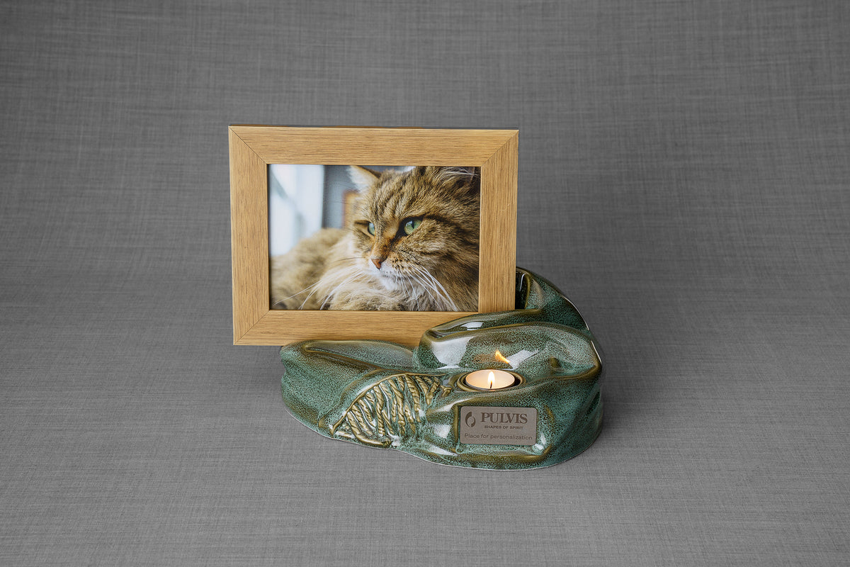 Urne „Cozy“ – Melange Oil Green |  Urne mit Bilderrahmen aus Keramik
