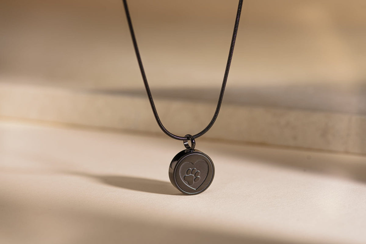 Tierkremations-Halskette – Pfote | Edelstahl | Erinnerungs-Schmuck | Schwarz