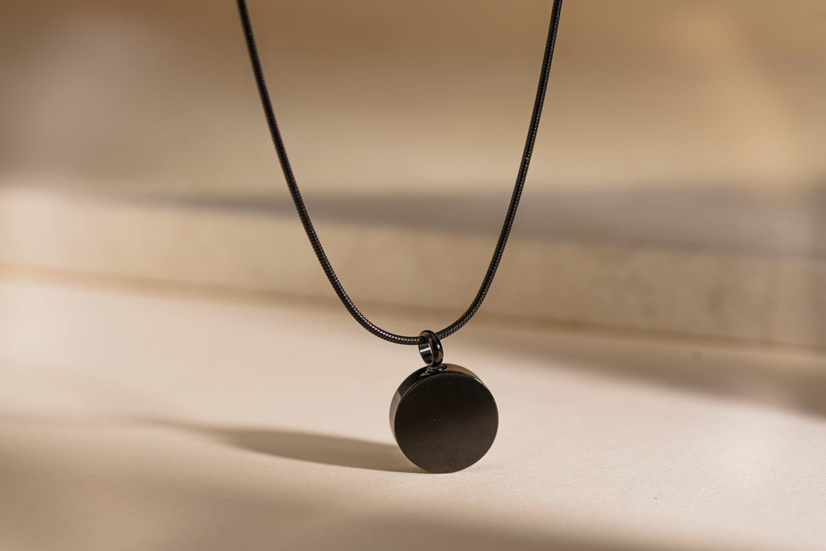 Tierkremations-Halskette – Pfote | Edelstahl | Erinnerungs-Schmuck | Schwarz